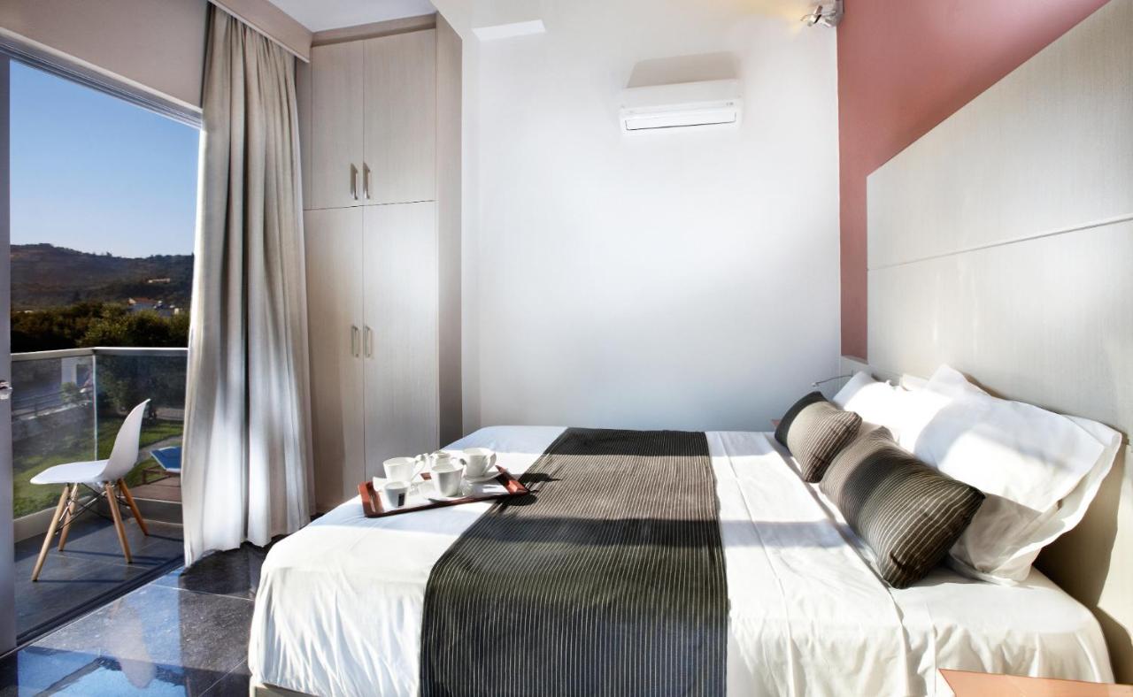 een slaapkamer met een groot bed en een balkon bij Anna's House in Georgioupolis
