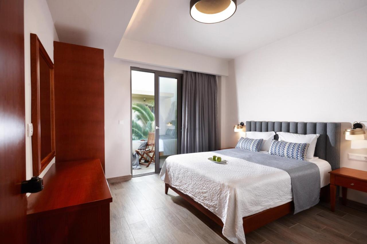 een slaapkamer met een bed en een schuifdeur van glas bij Anna's House in Georgioupolis