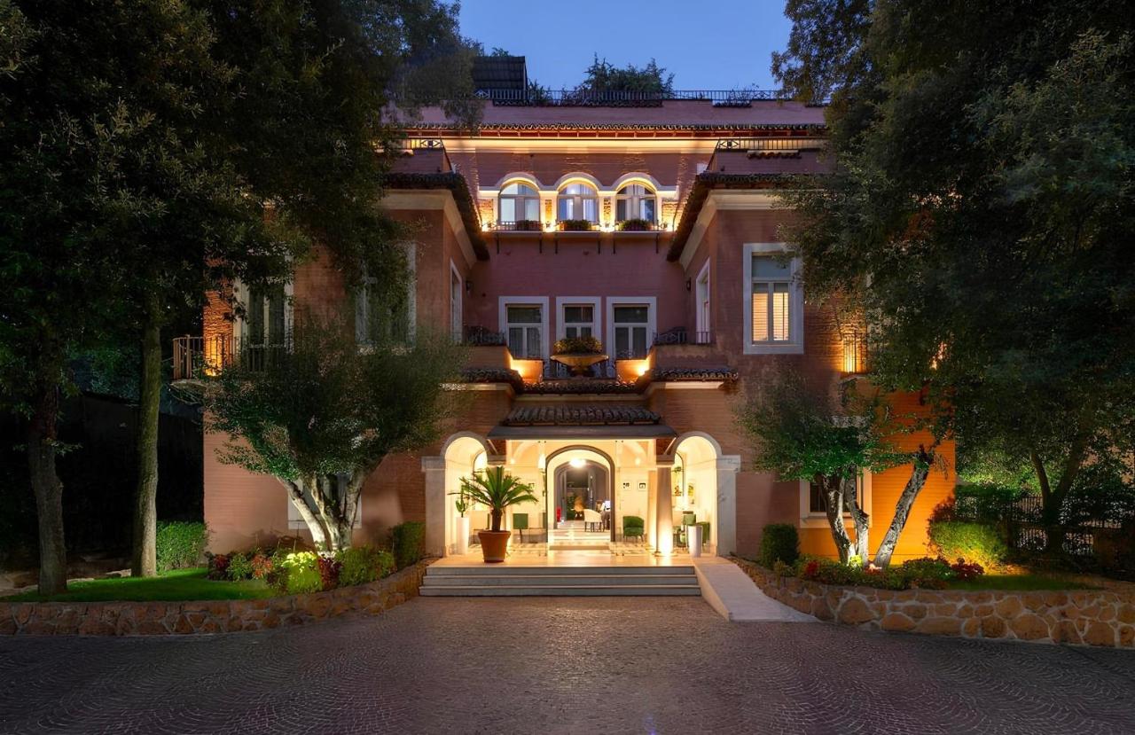 een groot huis met verlichting 's nachts bij Hotel Principe Torlonia in Rome