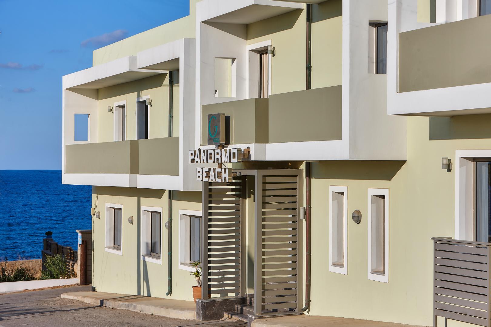 Modern hotelaanzicht — Panormo Beach