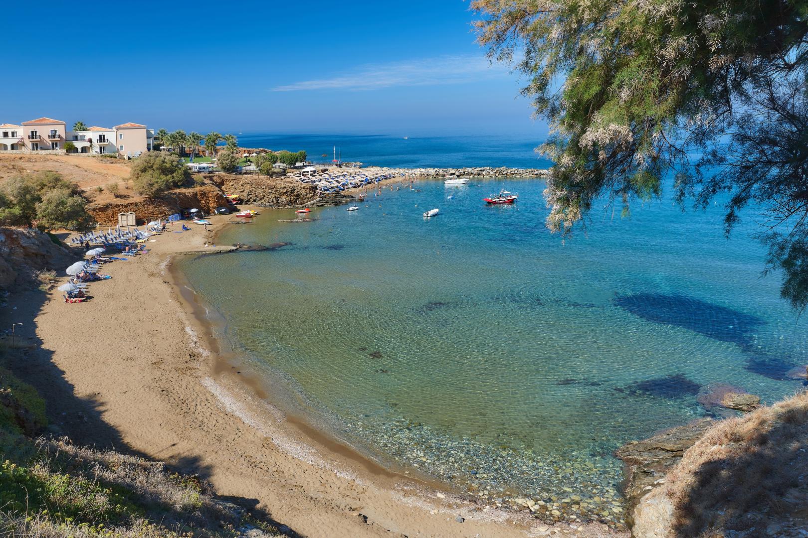 Rotsachtige kustlijn — Panormo Beach