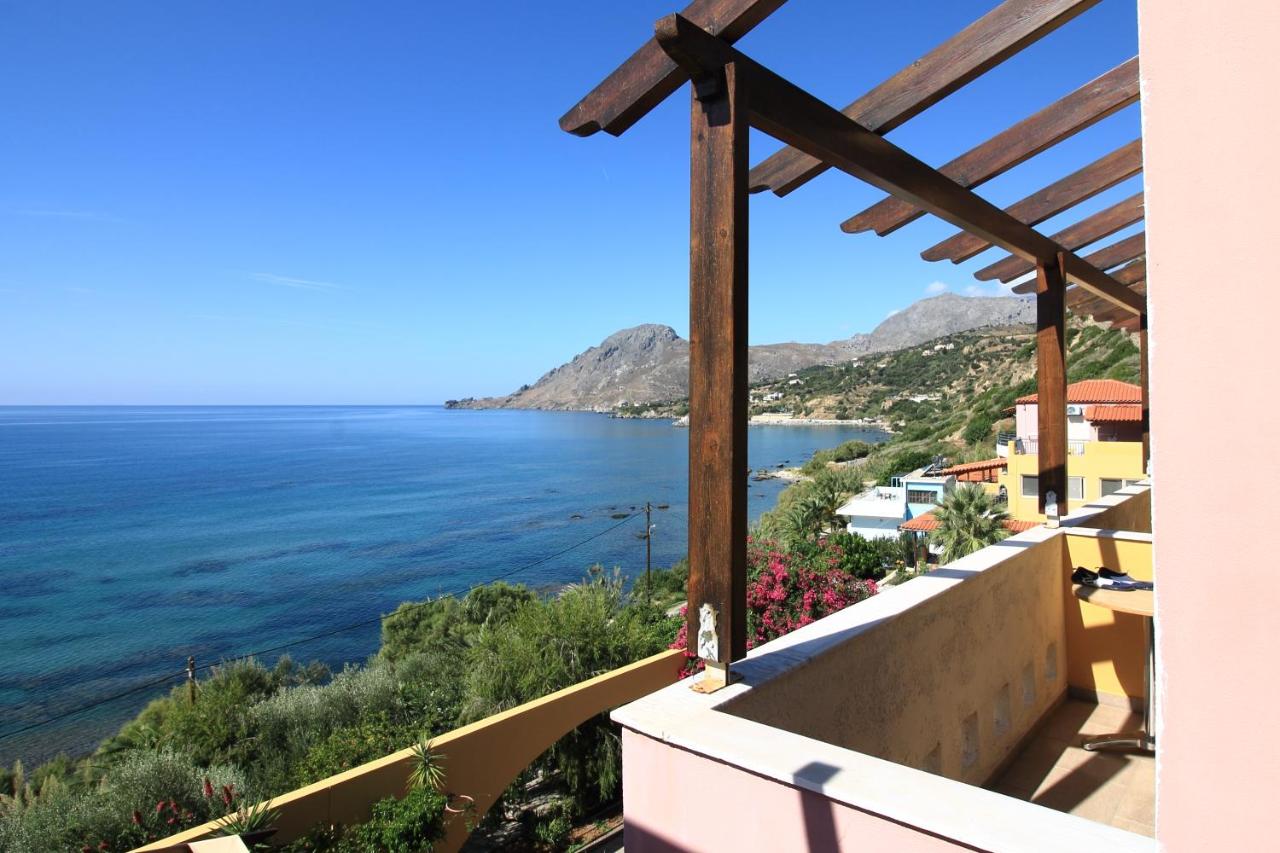 een uitzicht op de oceaan vanaf het balkon van een huis bij Horizon Beach Hotel in Plakias