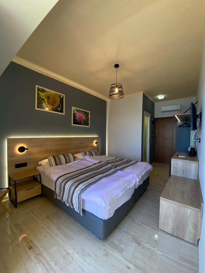 een slaapkamer met een groot bed in een kamer bij Horizon Beach Hotel in Plakias