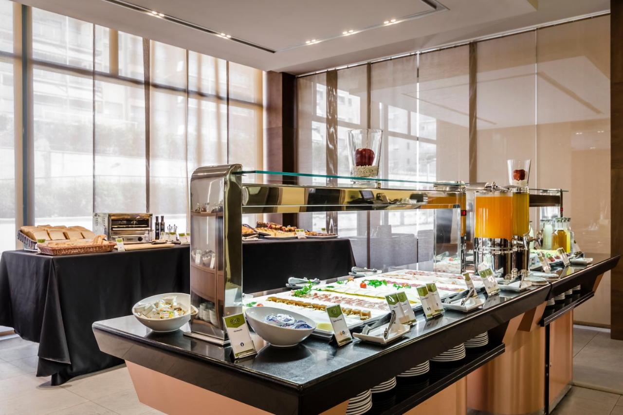een buffetlijn met uitgestald eten in een restaurant bij Hotel Exe Barcelona Gate in Sant Joan Despí