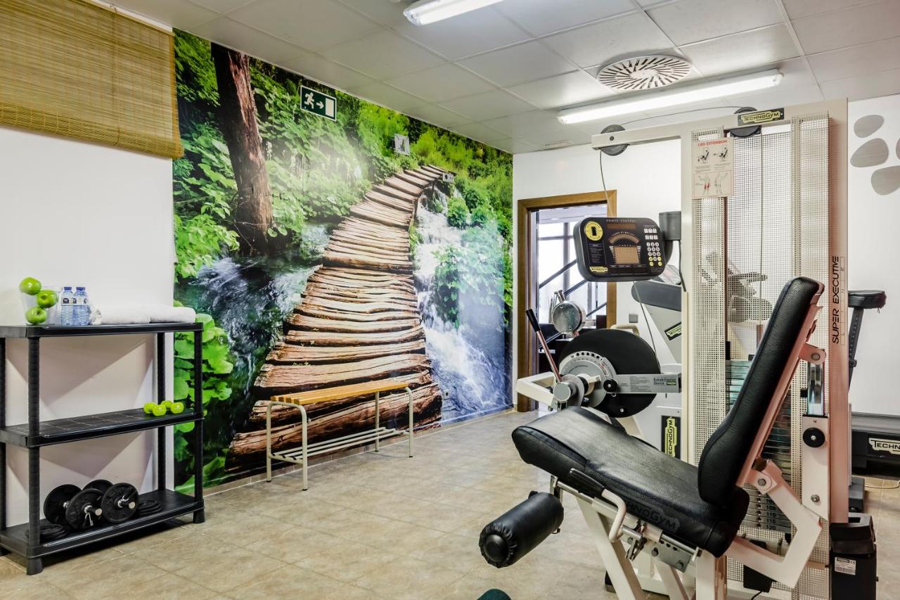 een sportschool met een schilderij van een houten brug bij Hotel Exe Barcelona Gate in Sant Joan Despí +25 foto's