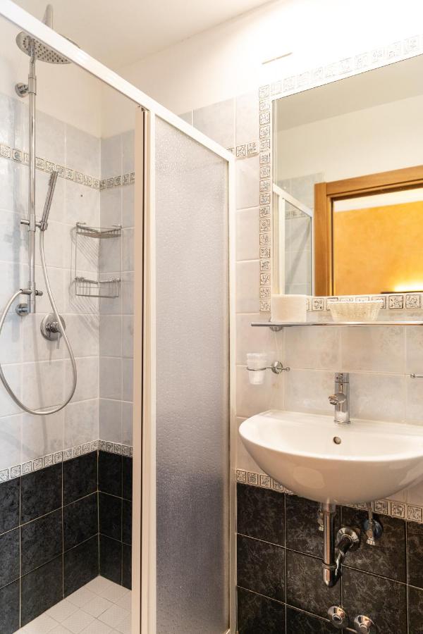 een badkamer met een wastafel en een douche bij Hotel Verdi in Lido di Jesolo