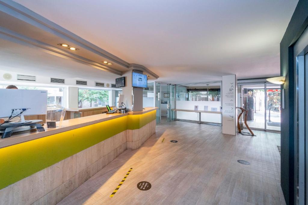 Artiem Capri image 3