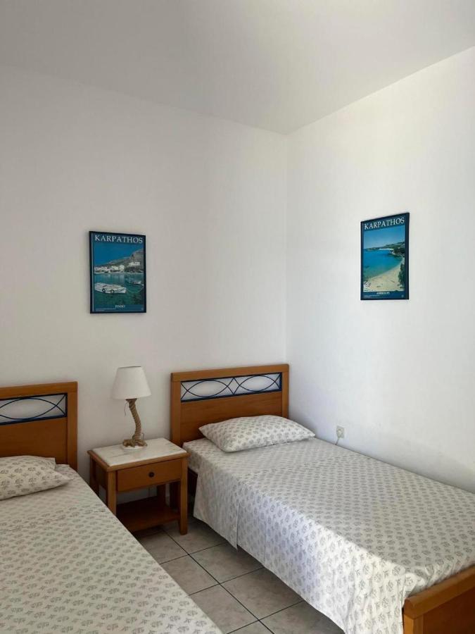 twee bedden naast elkaar in een slaapkamer bij Nefeli in Lefkos Karpathou
