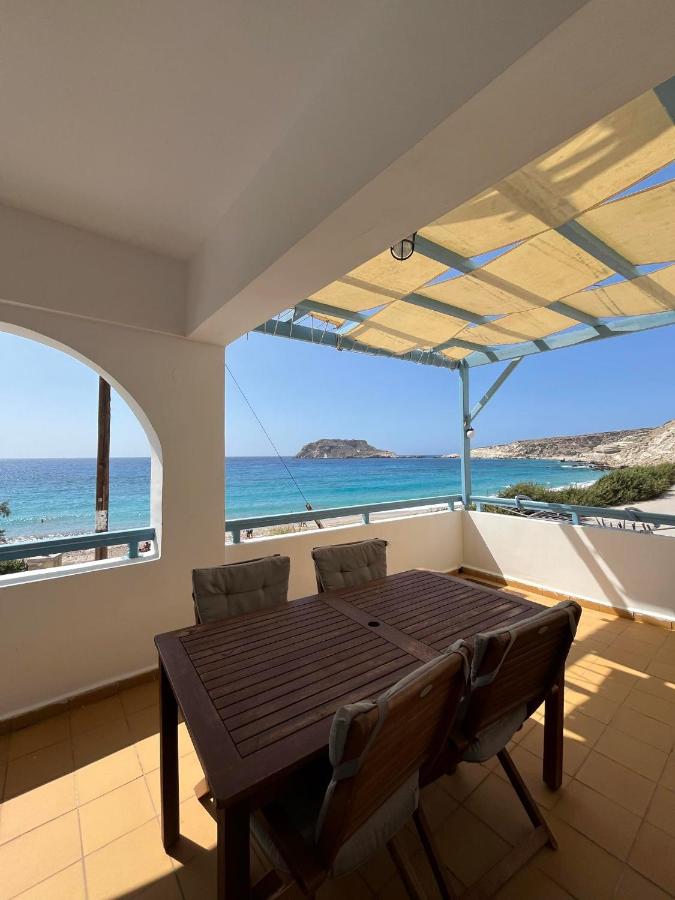 een eetkamer met een tafel en uitzicht op de oceaan bij Nefeli in Lefkos Karpathou