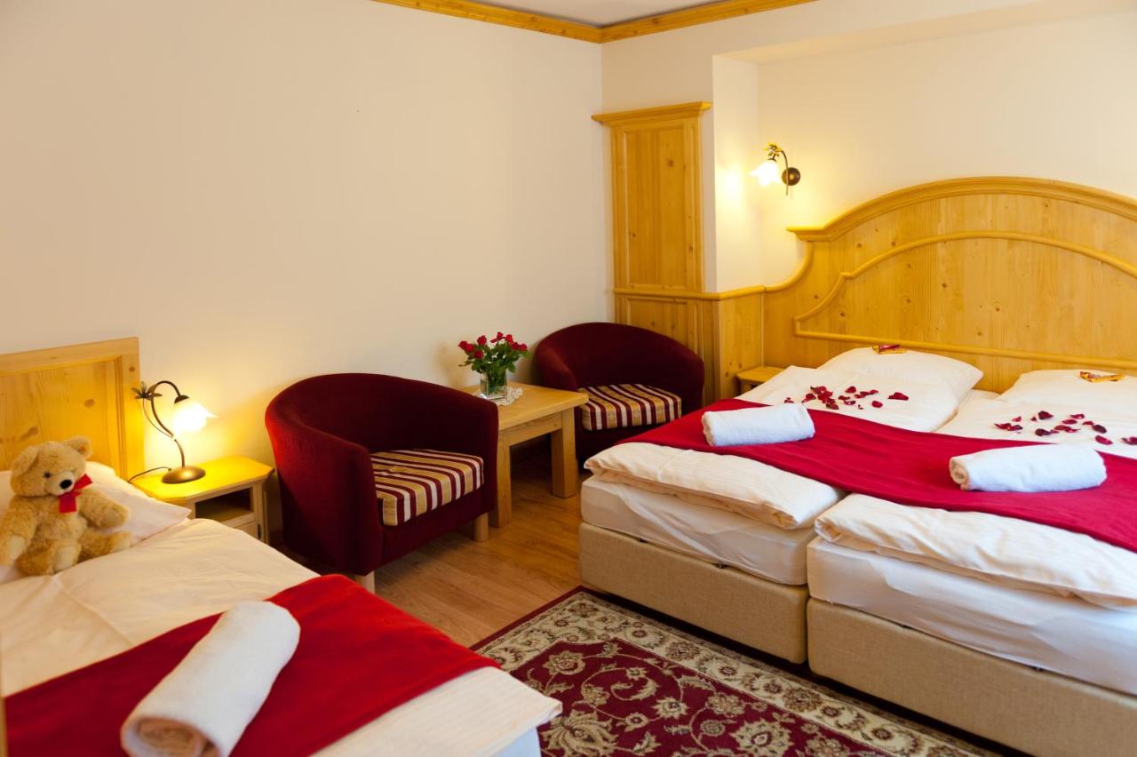 een hotelkamer met twee bedden en een teddybeer bij Karina in Wisła