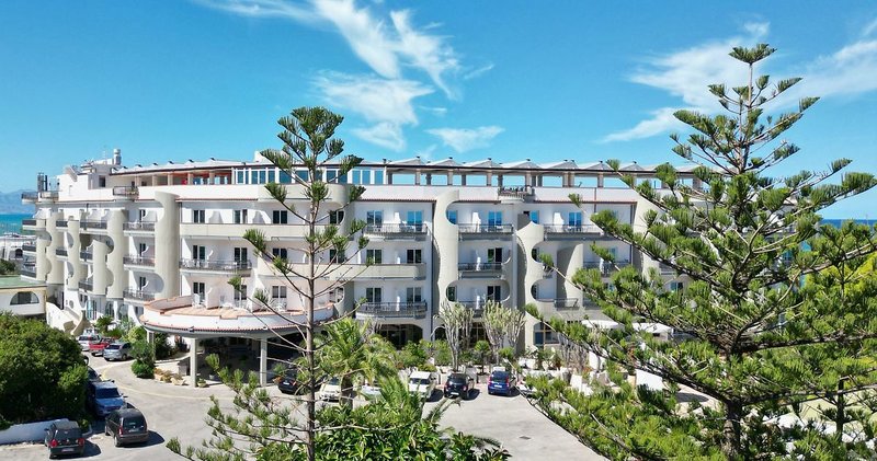 Carlton Riviera image 2
