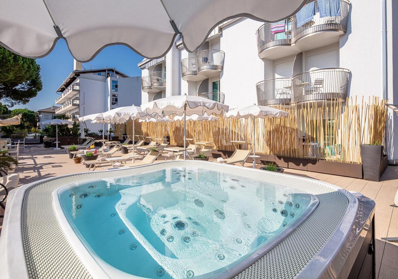 een jacuzzi aan de zijkant van een gebouw bij Park Hotel in Lignano Sabbiadoro