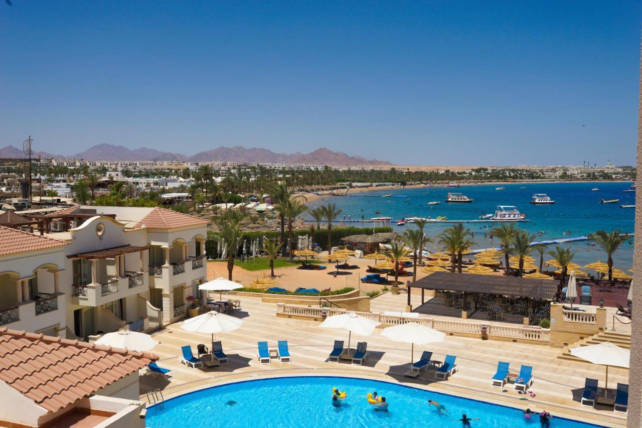 Een luchtfoto van een resort met een zwembad. bij Marina Sharm Hotel in Sharm El Sheikh