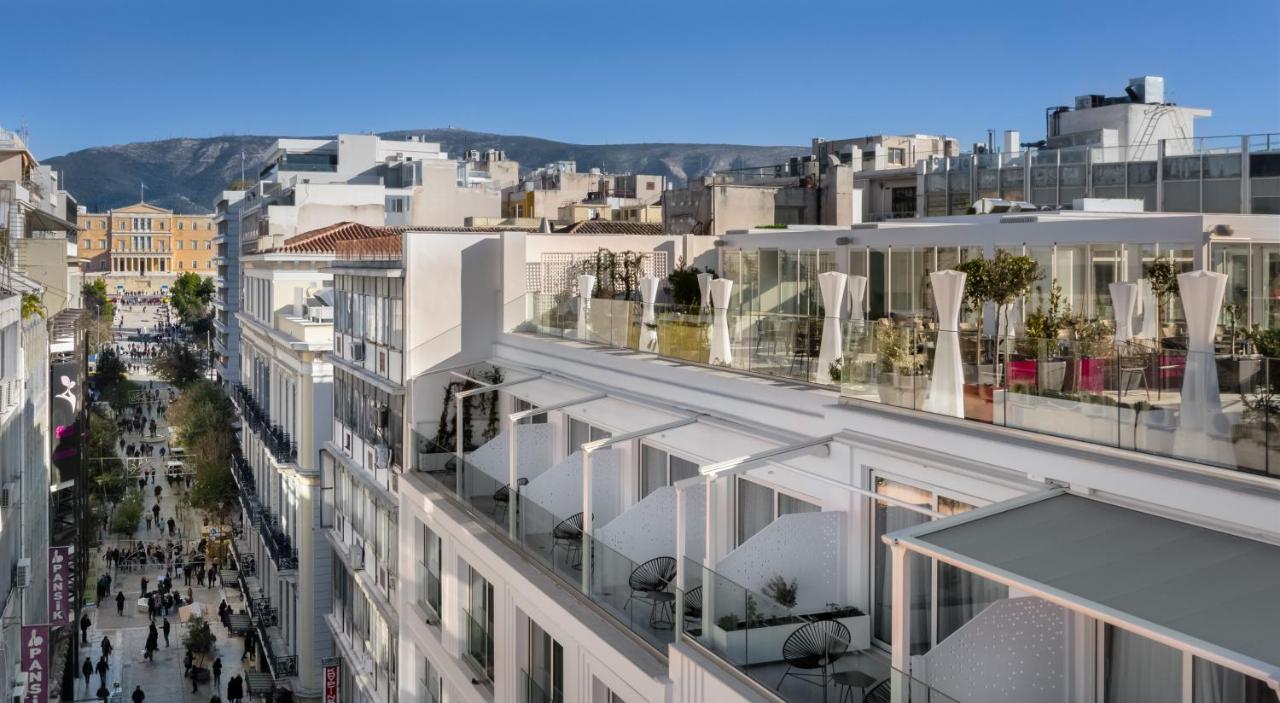 een uitzicht op een stadsstraat met gebouwen bij Elia Ermou Athens Hotel in Athene