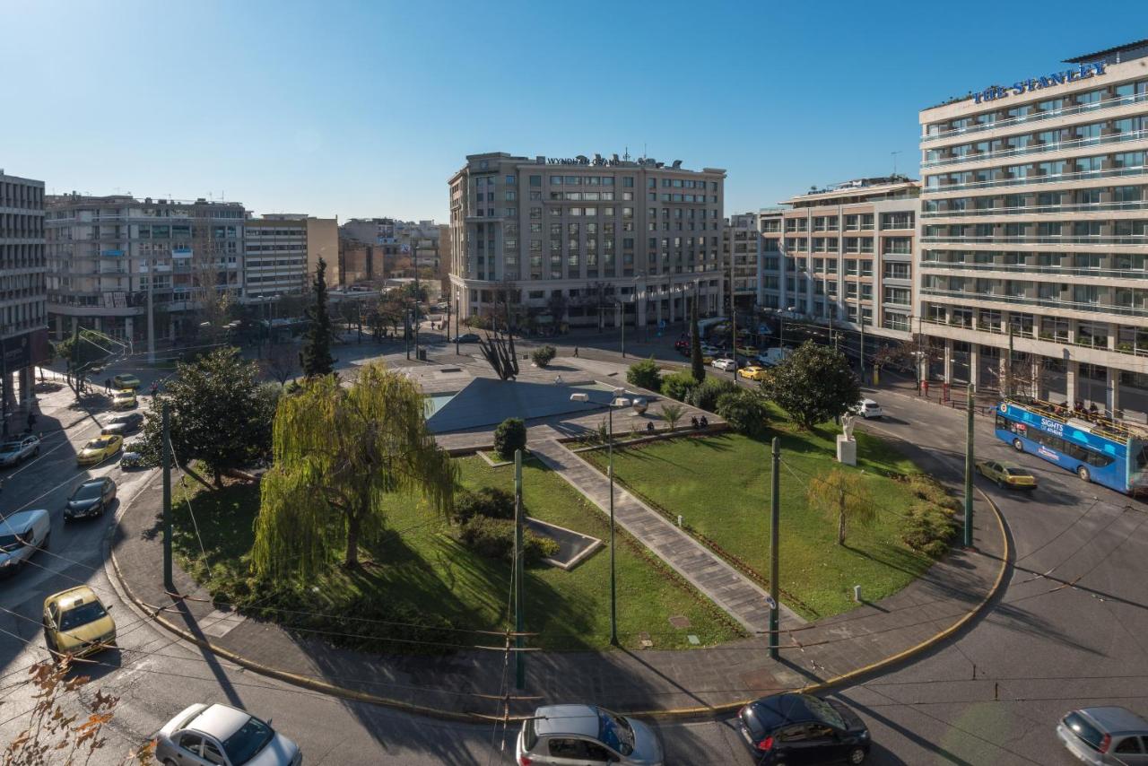 een stad met een park midden in een straat bij Connect Suites in Athene