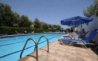 Buitenzwembad met ligbedden — Galeana Beach Hotel