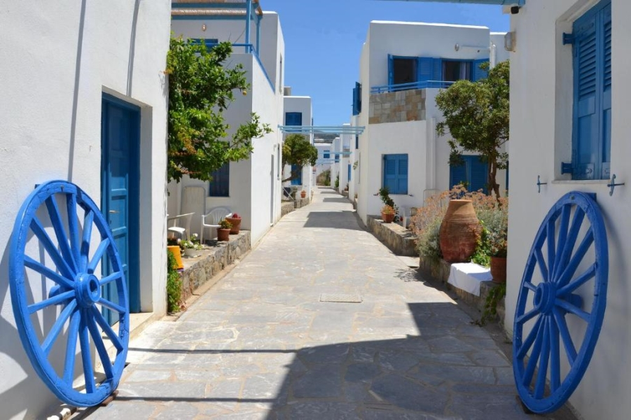 Mediterraans hotelgebouw — Galeana Beach Hotel