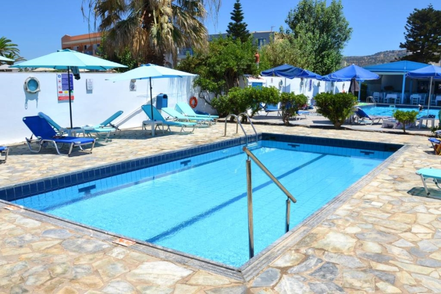 Buitenzwembad met ligbedden — Galeana Beach Hotel