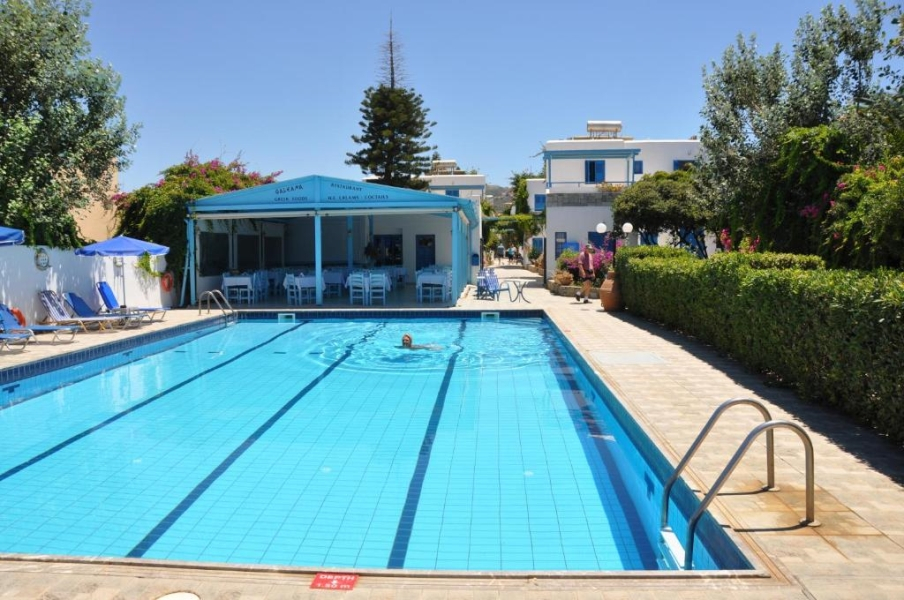 Buitenzwembad met ligbedden — Galeana Beach Hotel