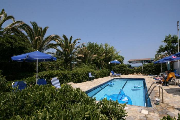 Zwembad omringd door palmbomen — Galeana Beach Hotel