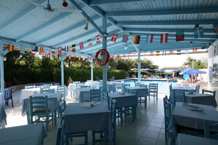 Restaurant met gedekte tafels — Galeana Beach Hotel
