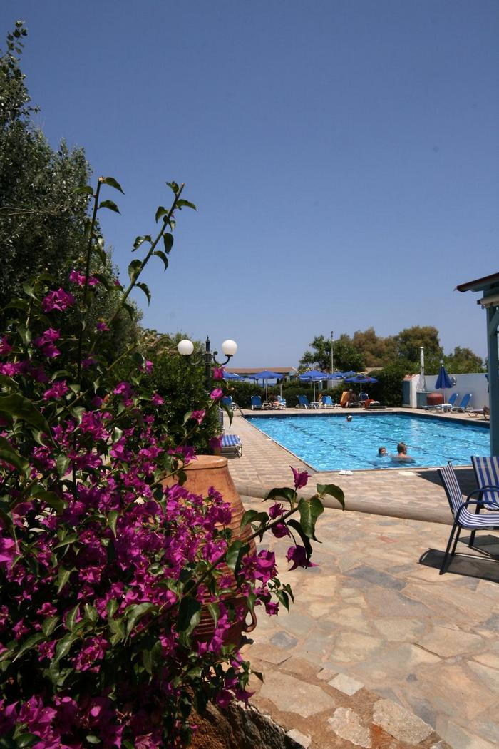 Buitenzwembad met ligbedden — Galeana Beach Hotel