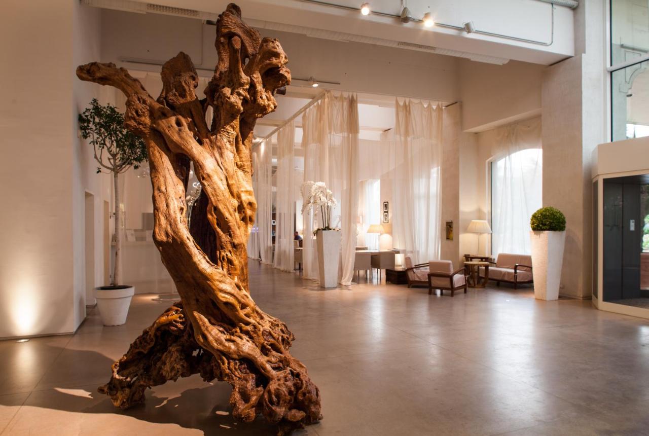 een boom midden in een gang in een museum bij Cosmo Hotel Palace in Cinisello Balsamo