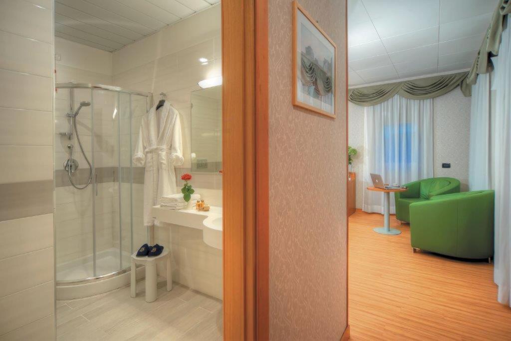 een badkamer met een douche en een wastafel bij Ele Green Park Hotel Pamphili in Rome