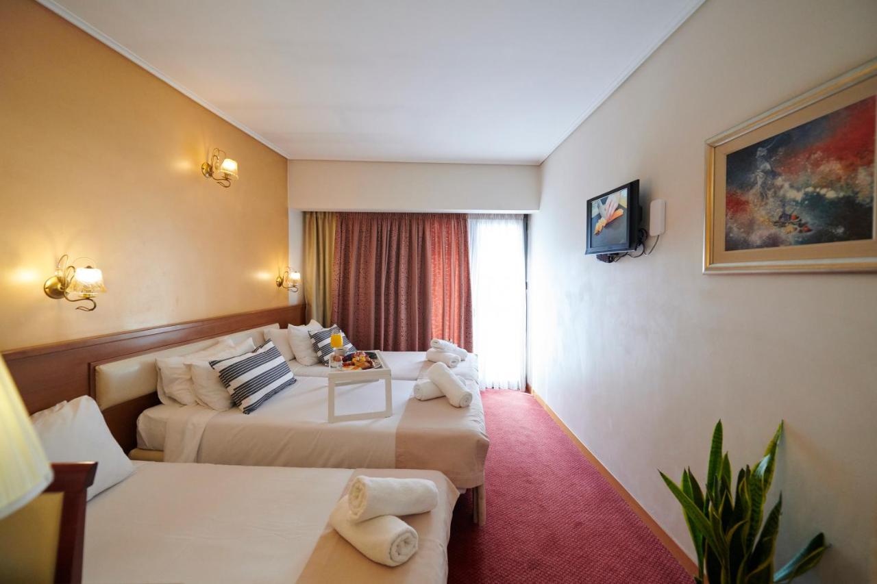 een hotelkamer met twee bedden en een raam bij Crystal City Hotel in Athene