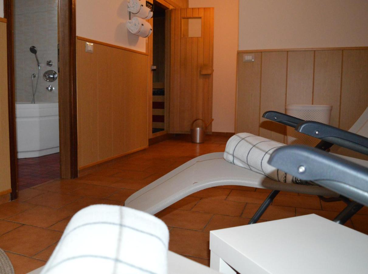 een badkamer met een douche en een badkuip in een kamer bij Hotel Stella Alpina in Bellamonte