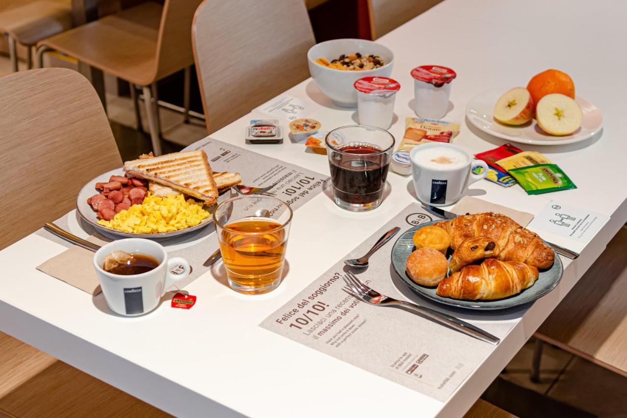 een tafel met ontbijtproducten en drankjes erop bij B&B Hotel Roma Pietralata Tiburtina in Rome