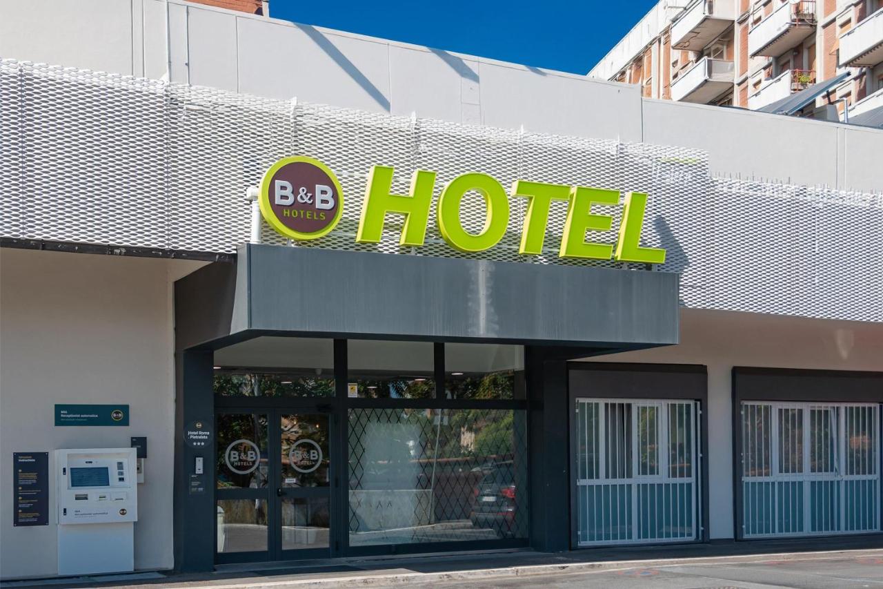 een hotelbord aan de zijkant van een gebouw bij B&B Hotel Roma Pietralata Tiburtina in Rome