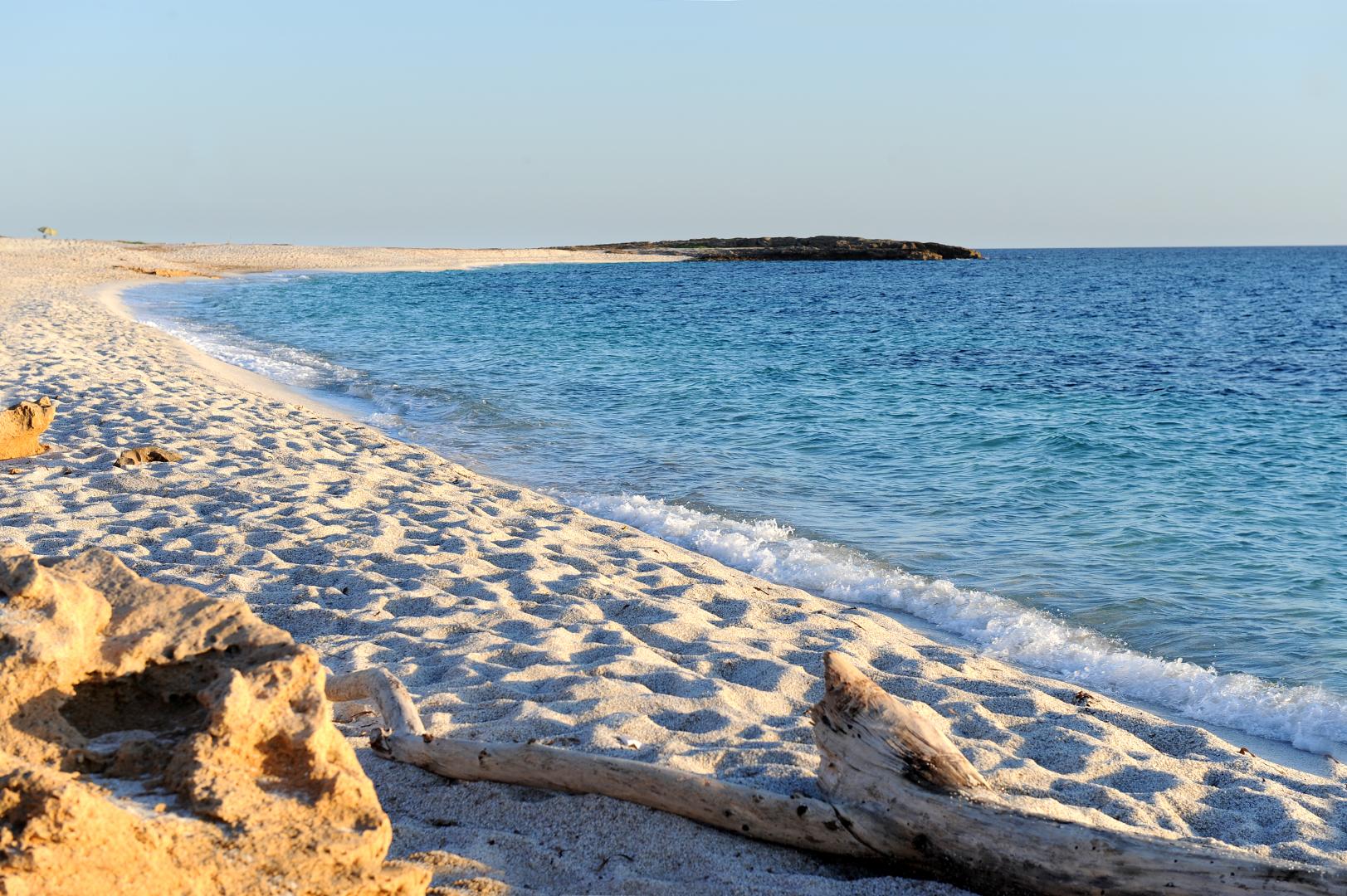 Wit zandstrand met turquoise water — Lucrezia