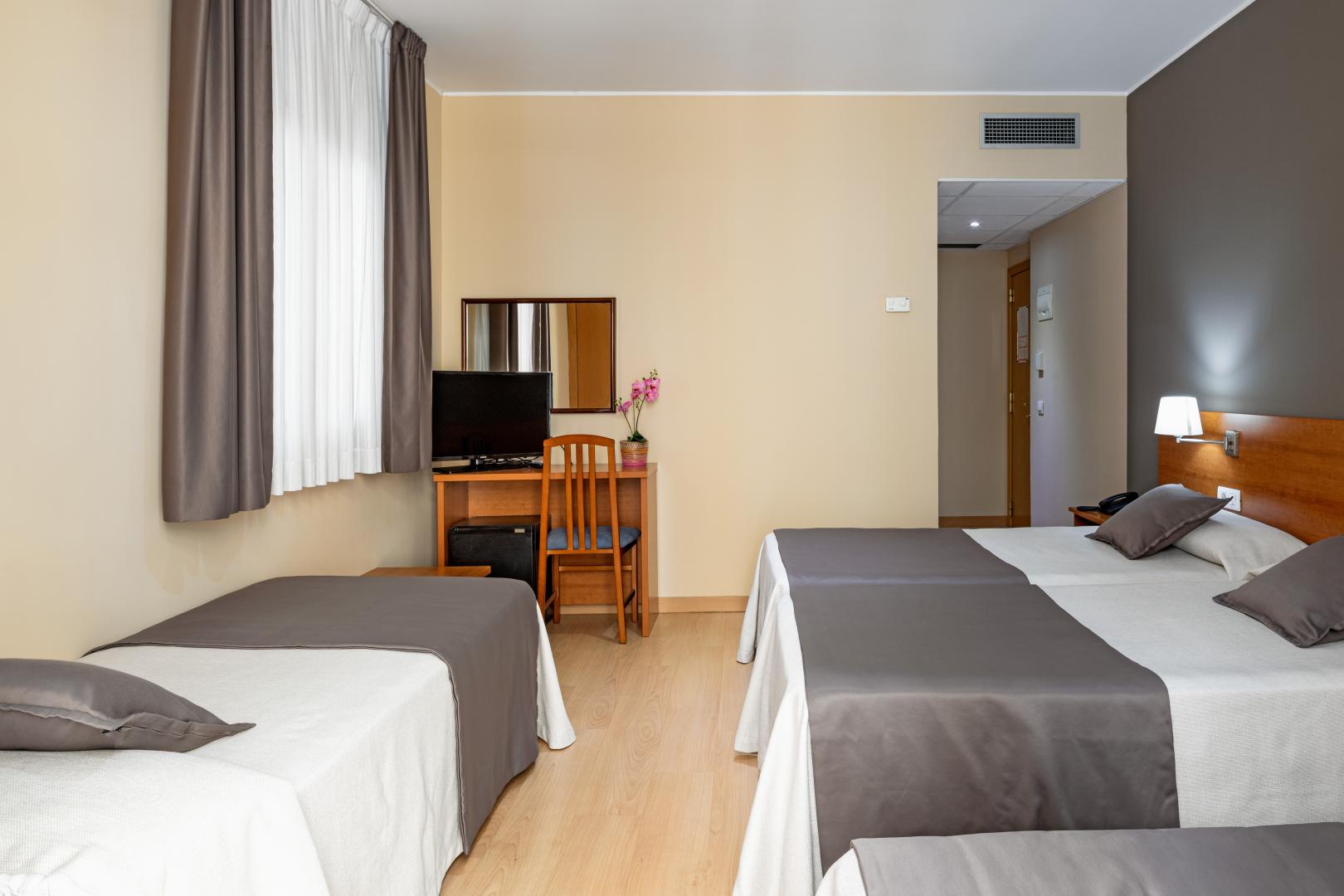 Hotel Catalunya image 2